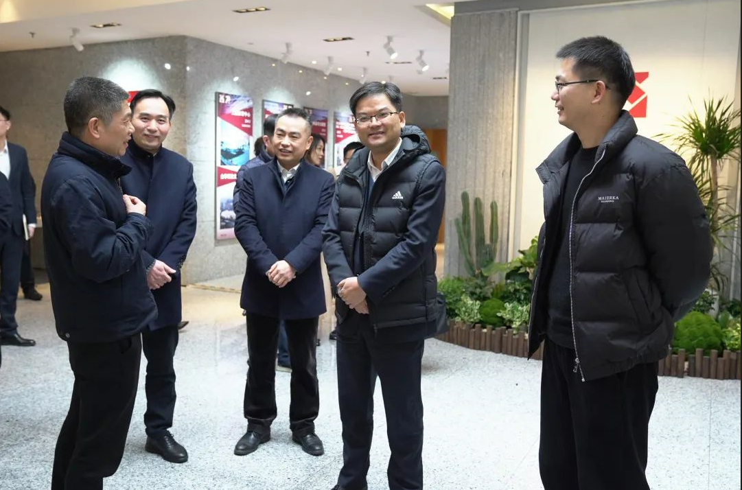 2月8日，杭州市拱墅區(qū)委書記李志龍帶隊赴華普永明等重點企業(yè)單位開展“大走訪大調(diào)研大服務大解題”活動。