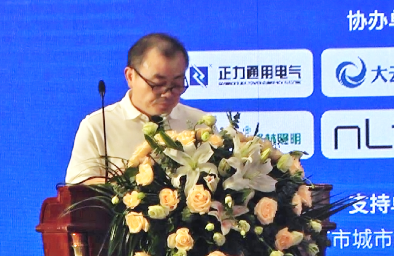 4 中國市政工程協(xié)會常務(wù)理事、湖北省市政工程協(xié)會副會長嚴(yán)悌文.png